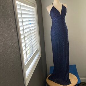 Dress lace high slit. Burgundy color